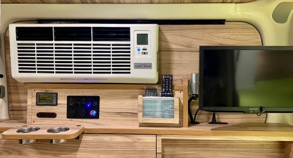 職人が手作業で仕事を行っている風景