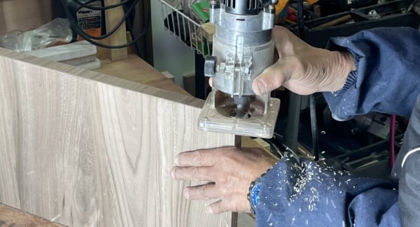 職人が手作業で仕事を行っている風景